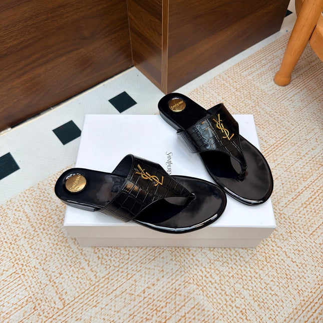 YSL 26S THONG SANDALS IN BLACK PATENT CROCODILE-EMBOSSED CALFSKIN