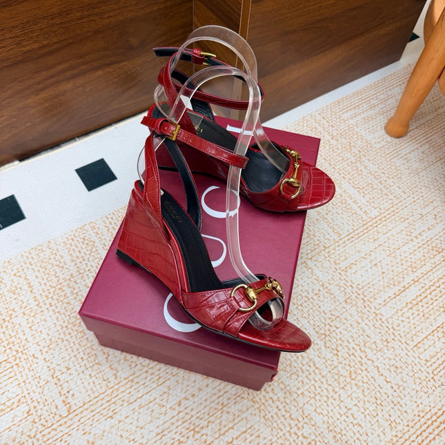 GUCCI 26S WEDGE SANDALS 80 MM IN DARK RED CROCODILE EMBOSSED LEATHER