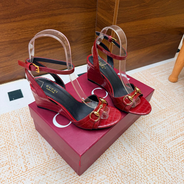 GUCCI 26S WEDGE SANDALS 80 MM IN DARK RED CROCODILE EMBOSSED LEATHER