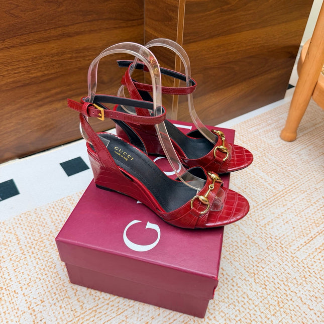 GUCCI 26S WEDGE SANDALS 80 MM IN DARK RED CROCODILE EMBOSSED LEATHER