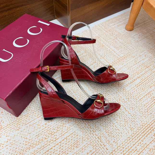 GUCCI 26S WEDGE SANDALS 80 MM IN DARK RED CROCODILE EMBOSSED LEATHER