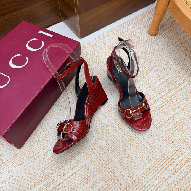 GUCCI 26S WEDGE SANDALS 80 MM IN DARK RED CROCODILE EMBOSSED LEATHER