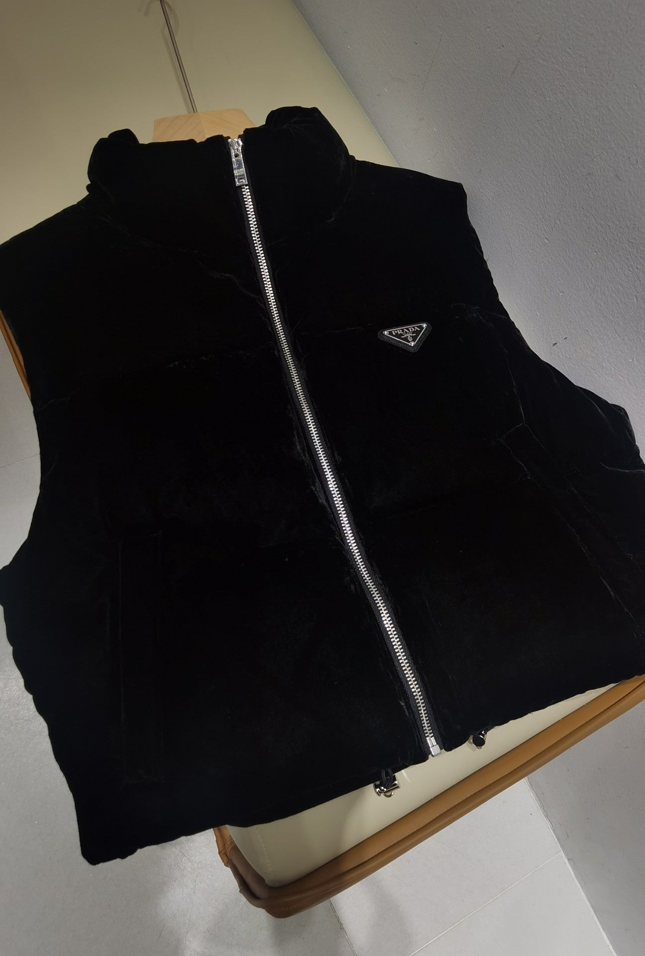 PRADA 25S VELVET VEST 572