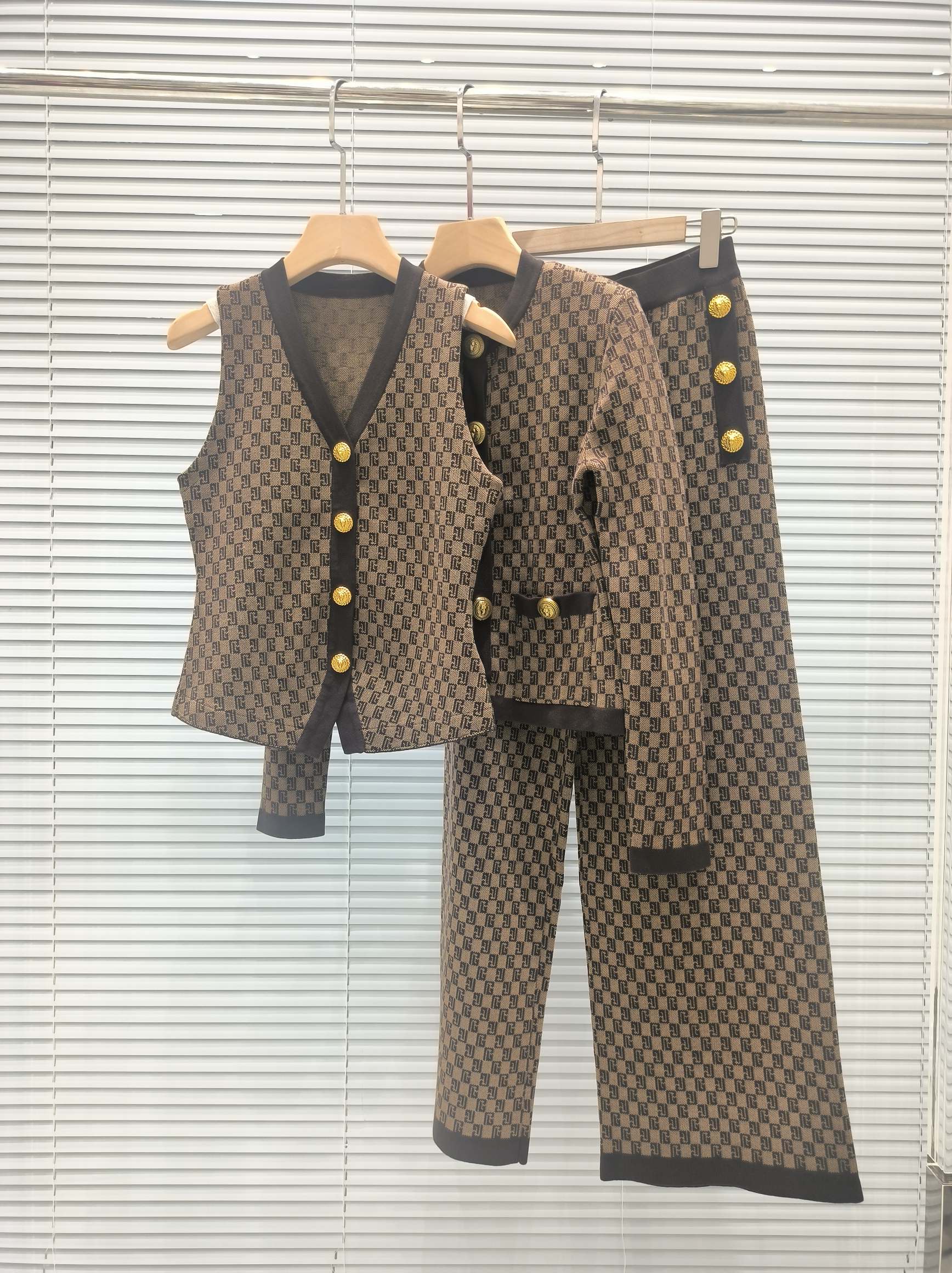 BALMAIN TOP AND STRAIGHT-LEG PANTS SET 24233 STYLE 2