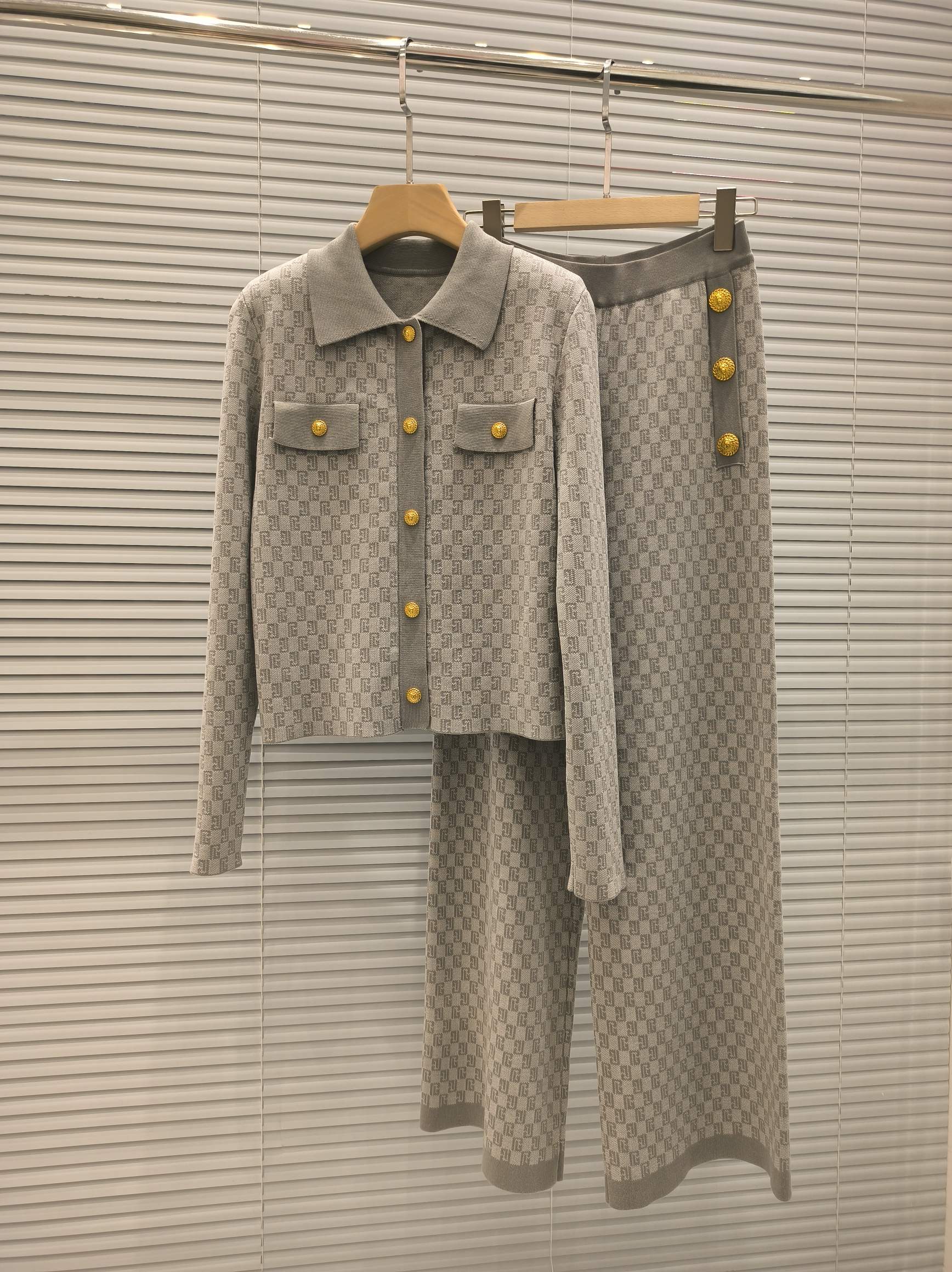 BALMAIN TOP AND STRAIGHT-LEG PANTS SET 24310 STYLE 1