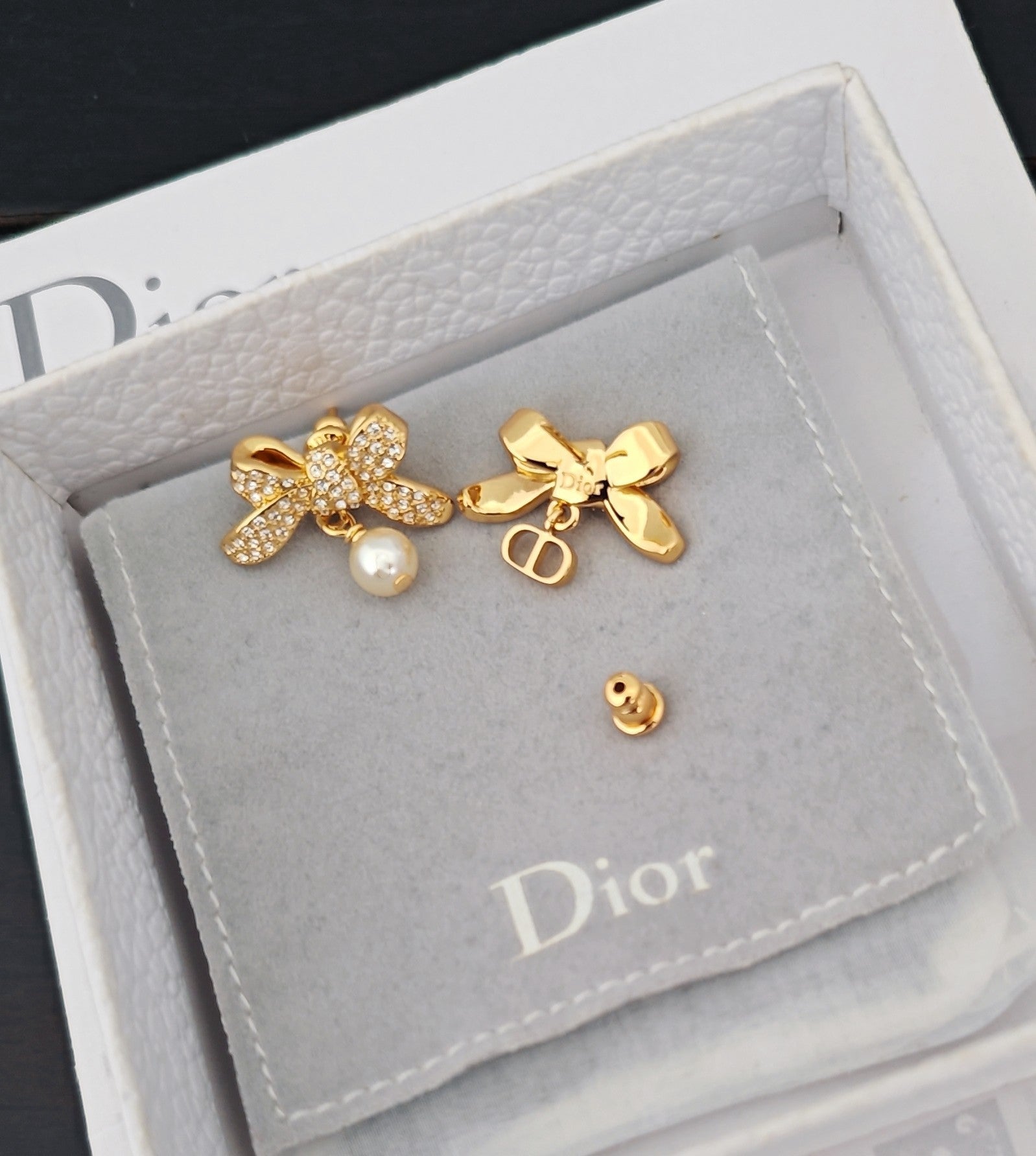 CD 26S CRYSTAL BOW PEARL DROP EARRINGS IN GOLD TONE METAL 644377