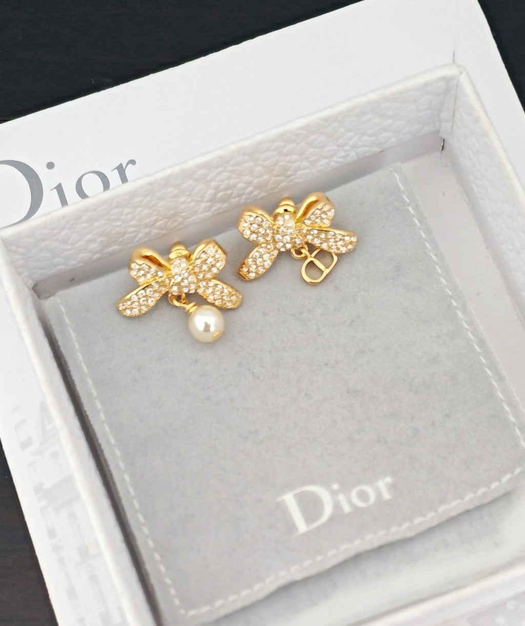 CD 26S CRYSTAL BOW PEARL DROP EARRINGS IN GOLD TONE METAL 644377