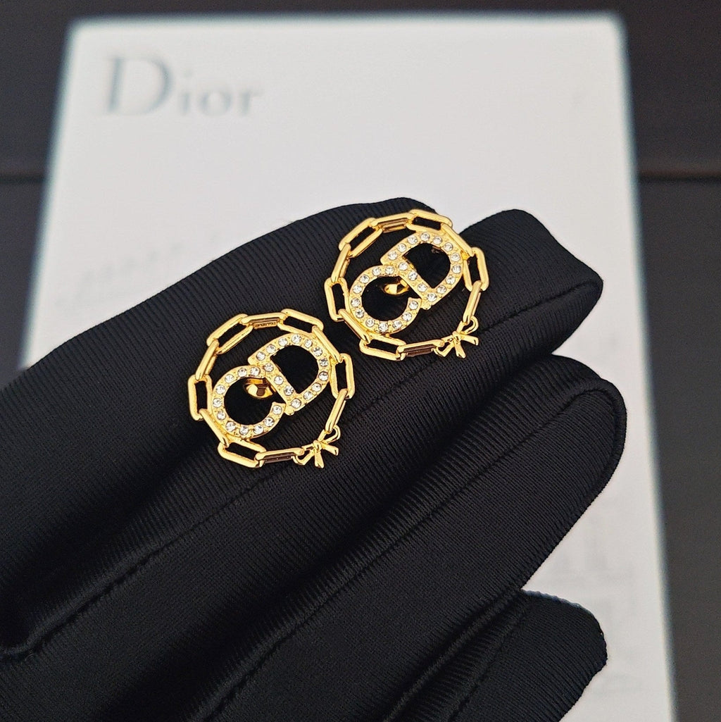 CD 26S CRYSTAL CHAIN LOGO STUD EARRINGS IN GOLD TONE METAL 645589