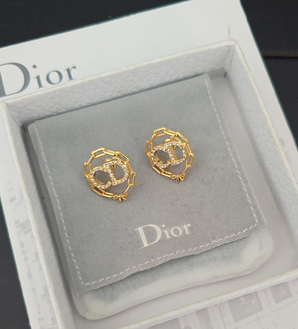 CD 26S CRYSTAL CHAIN LOGO STUD EARRINGS IN GOLD TONE METAL 645589