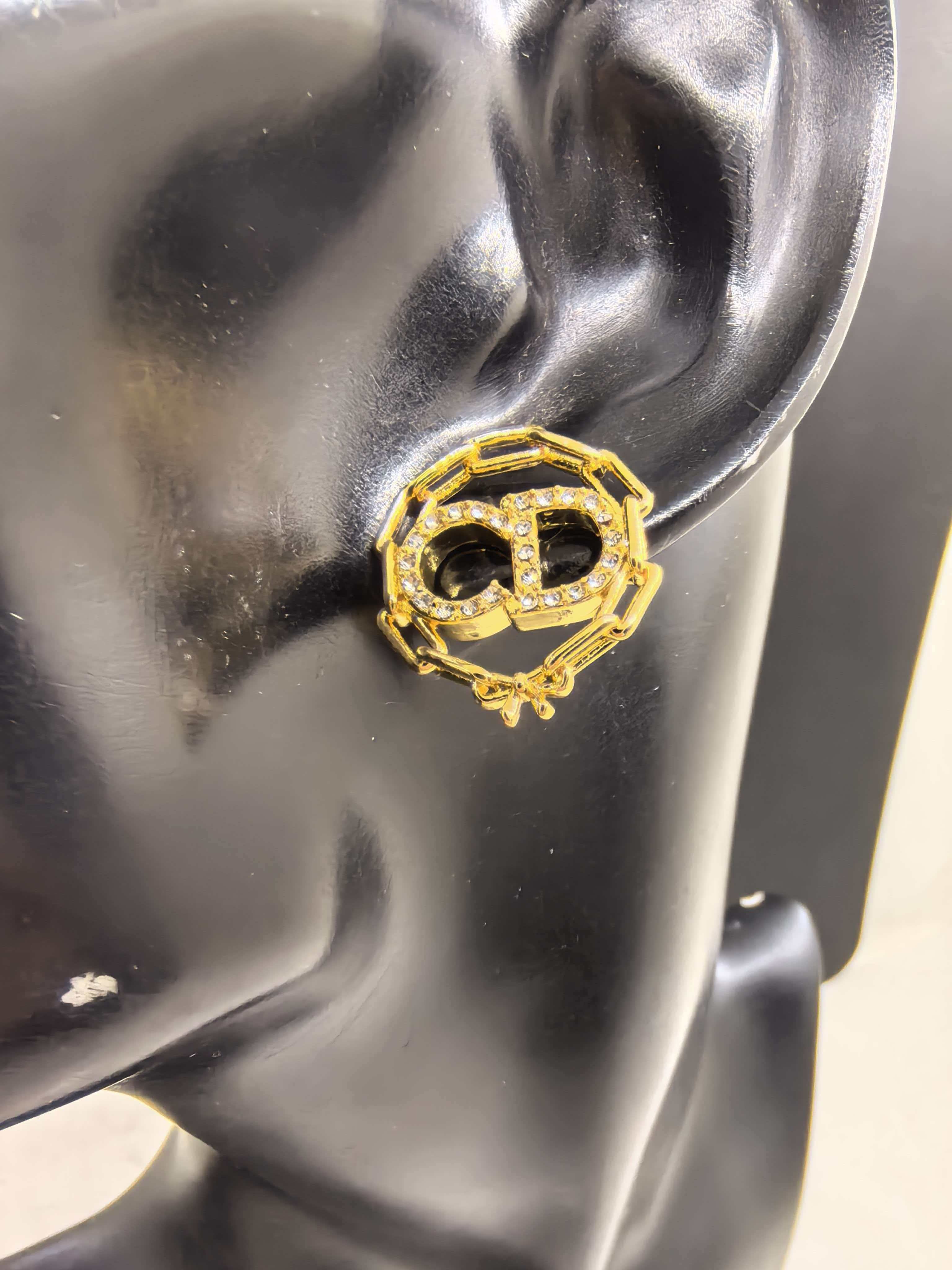 CD 26S CRYSTAL CHAIN LOGO STUD EARRINGS IN GOLD TONE METAL 645589