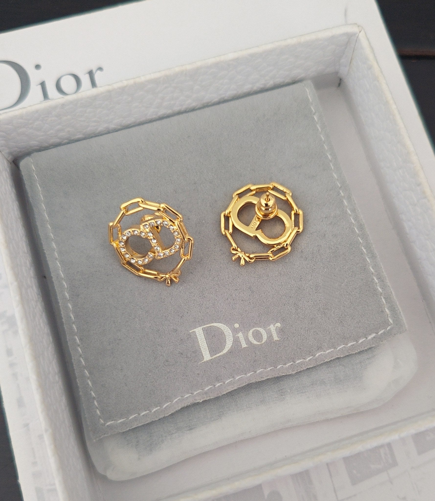 CD 26S CRYSTAL CHAIN LOGO STUD EARRINGS IN GOLD TONE METAL 645589