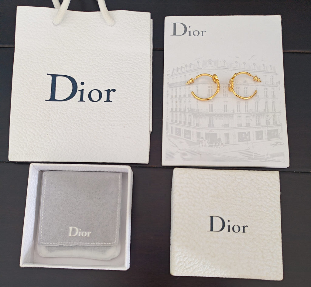 CD 26S DAISY LOGO HOOP EARRINGS IN GOLD TONE METAL 646460