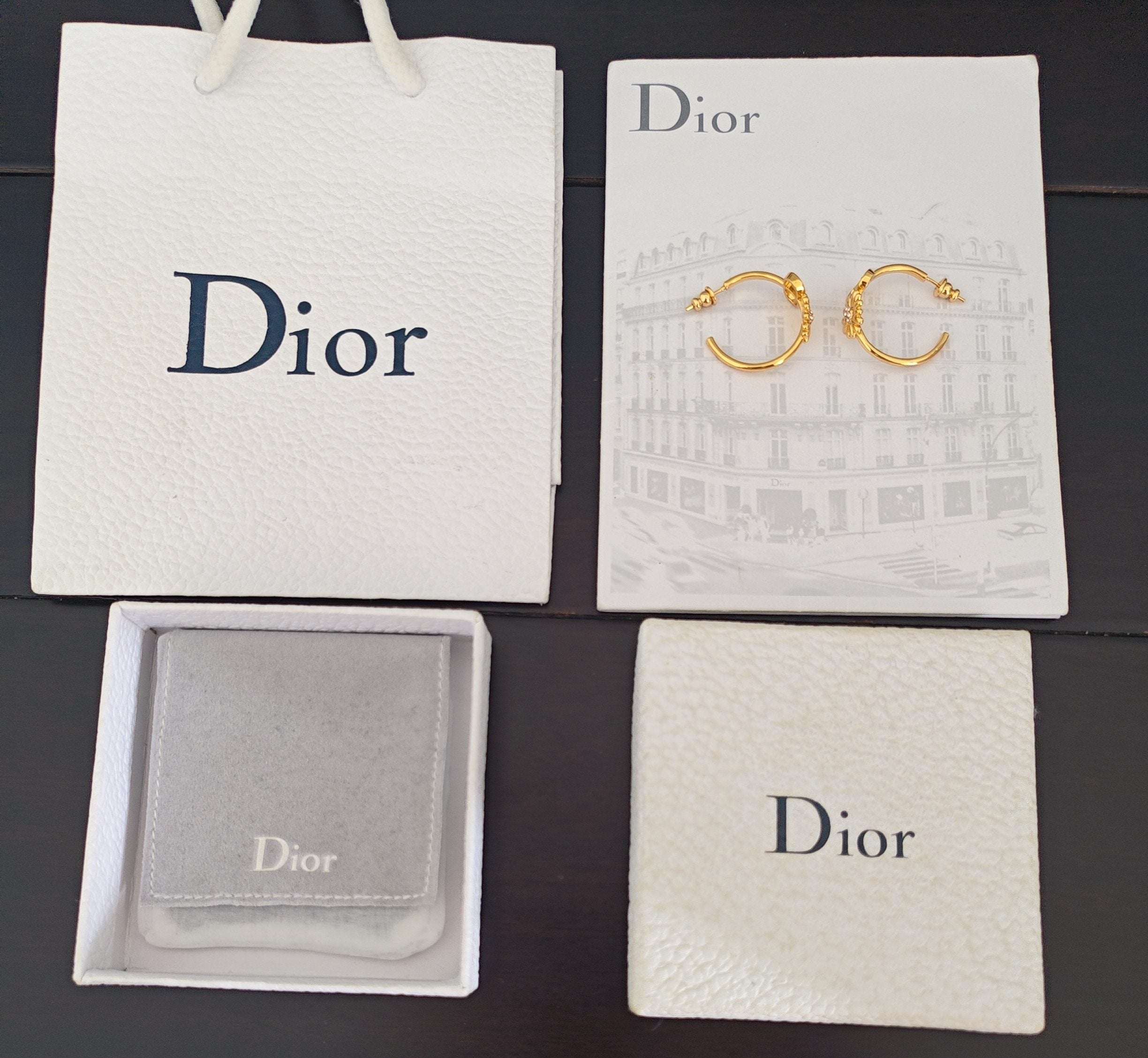 CD 26S DAISY LOGO HOOP EARRINGS IN GOLD TONE METAL 646460