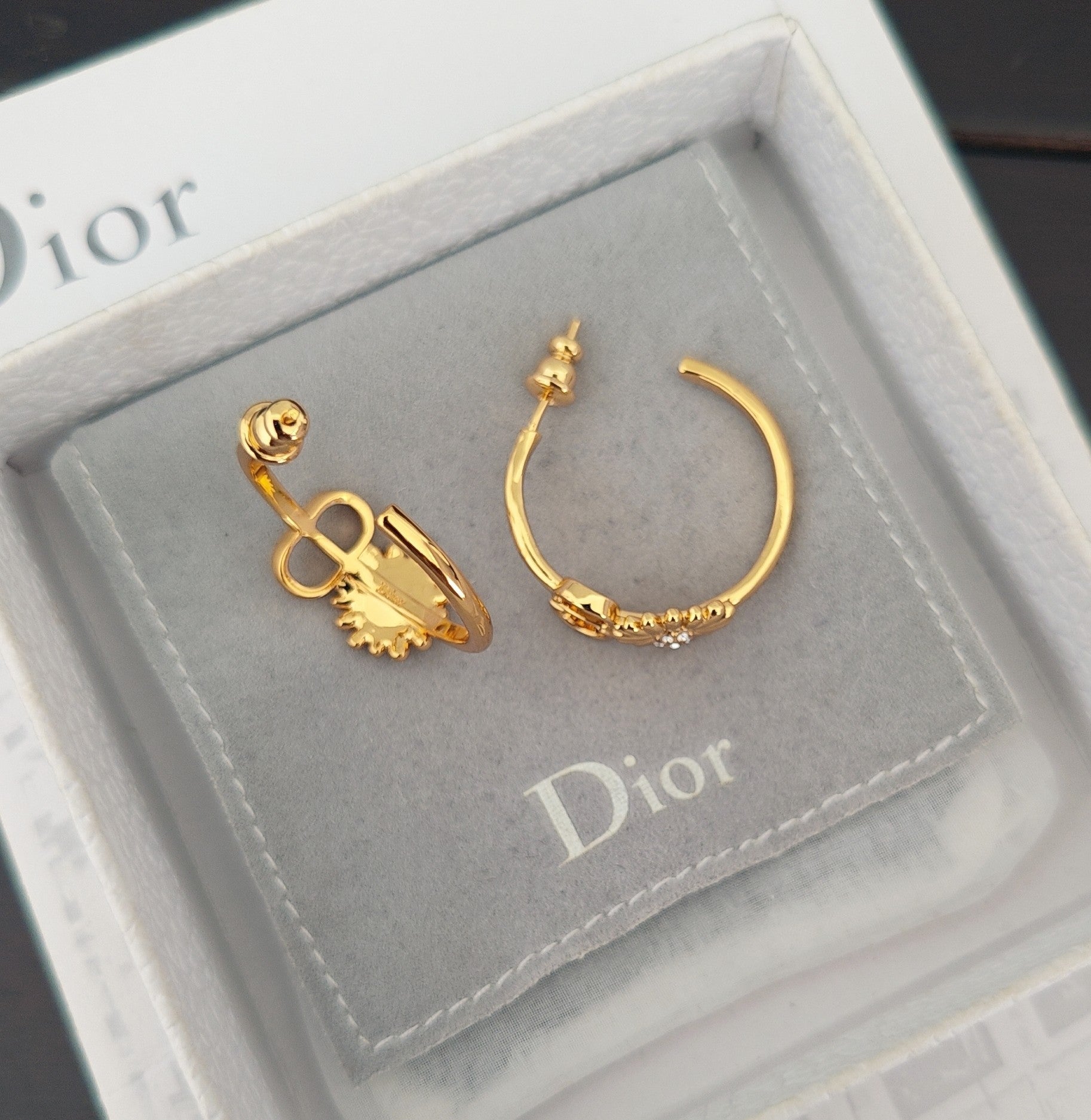 CD 26S DAISY LOGO HOOP EARRINGS IN GOLD TONE METAL 646460