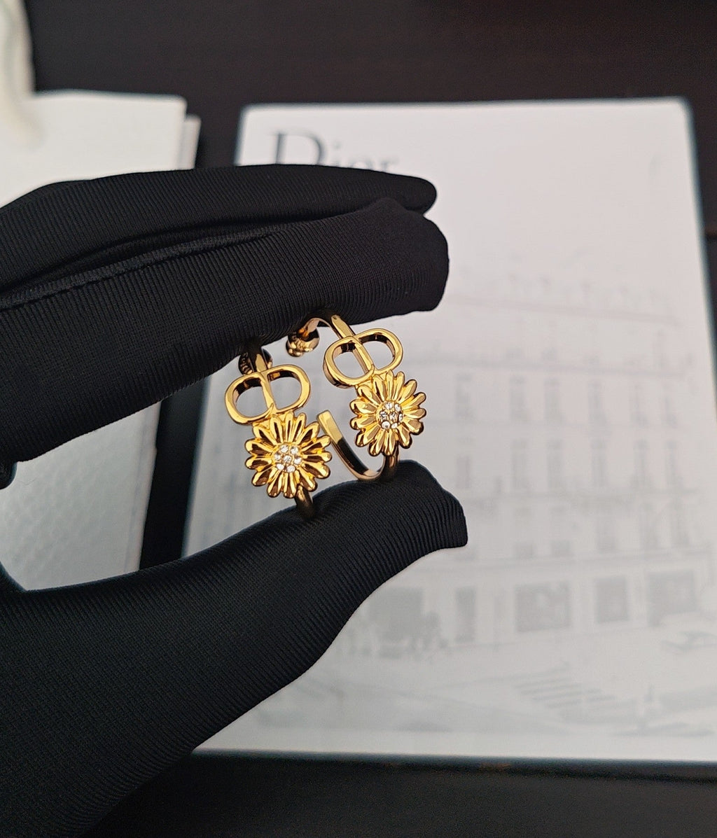 CD 26S DAISY LOGO HOOP EARRINGS IN GOLD TONE METAL 646460