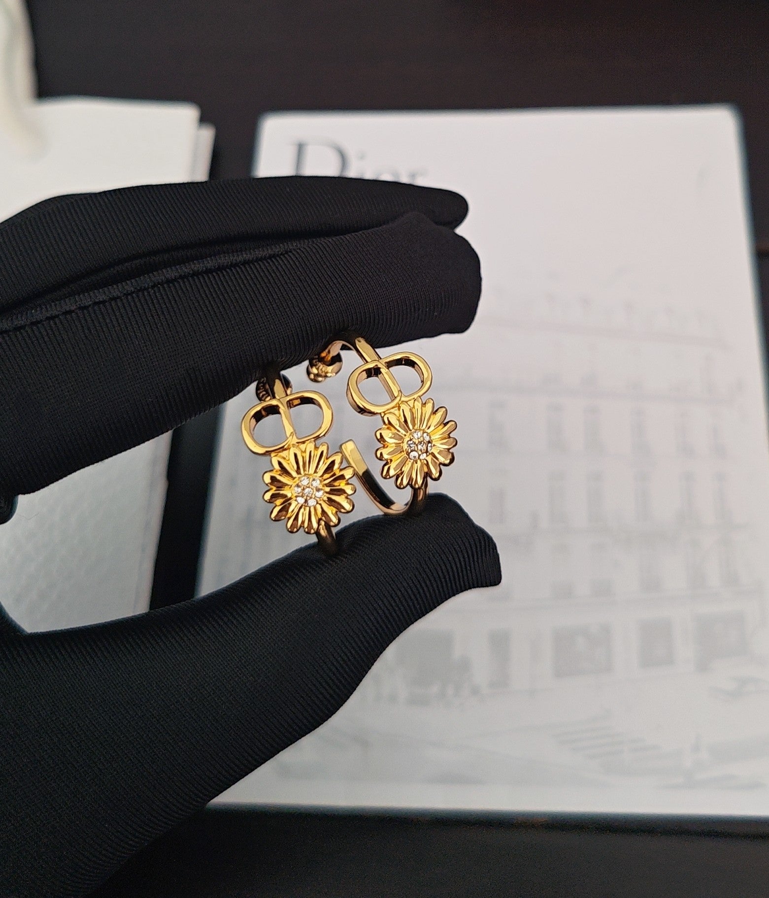 CD 26S DAISY LOGO HOOP EARRINGS IN GOLD TONE METAL 646460