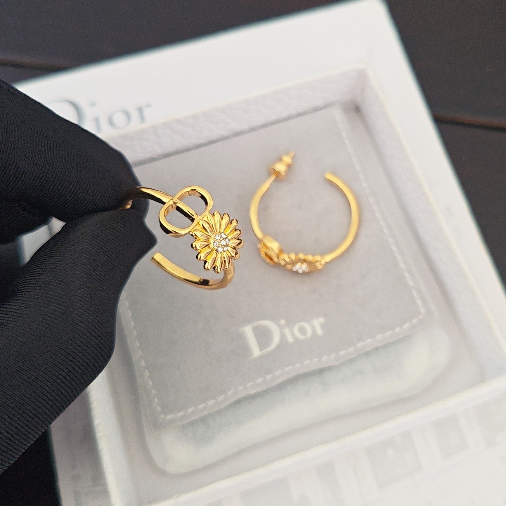 CD 26S DAISY LOGO HOOP EARRINGS IN GOLD TONE METAL 646460