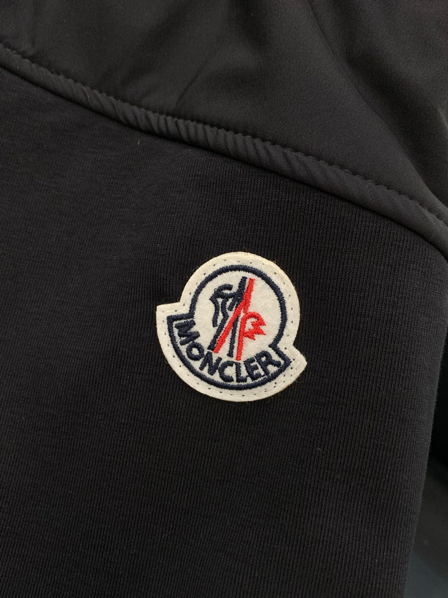 MONCLER 26S SHORTS 592