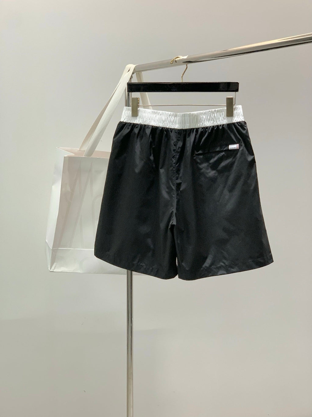 MONCLER 26S SHORTS 567