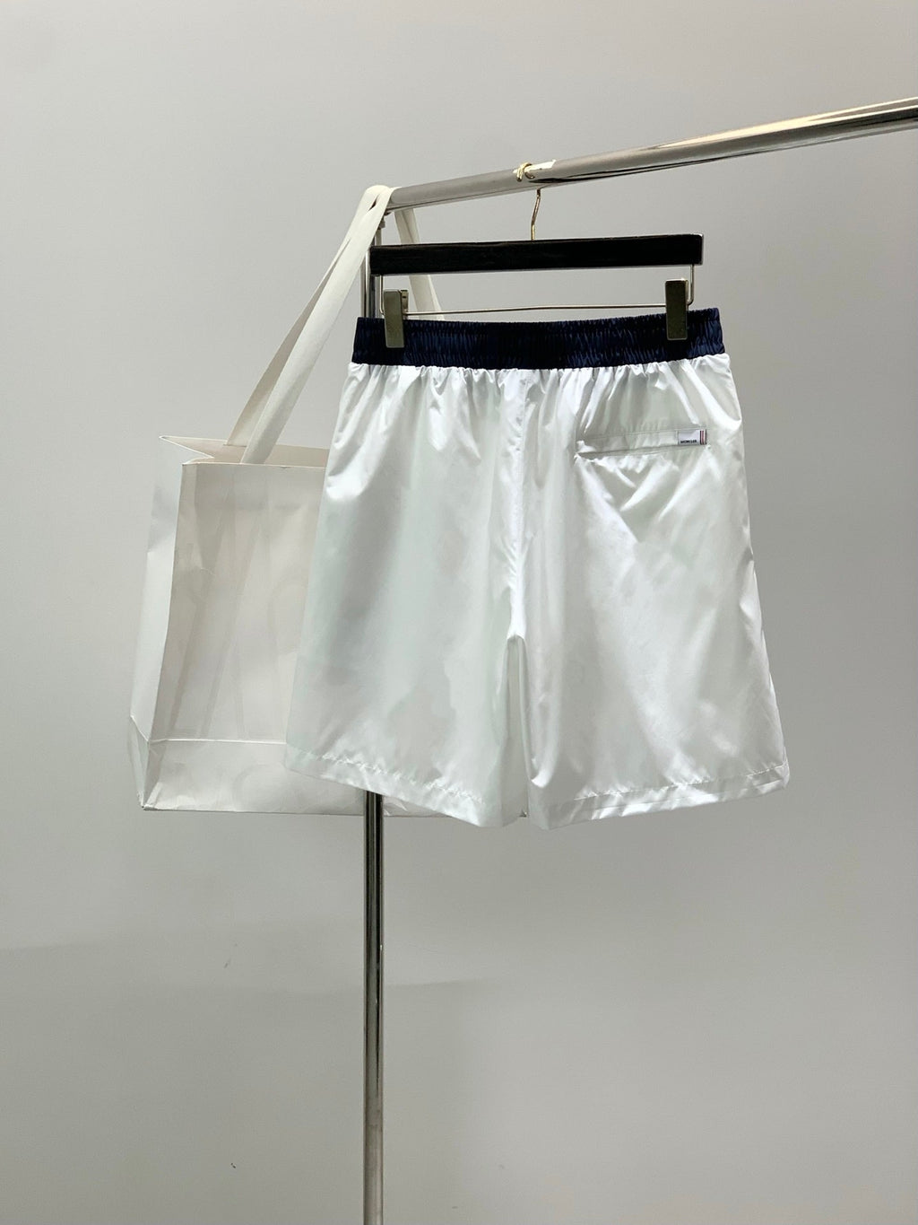 MONCLER 26S SHORTS 568