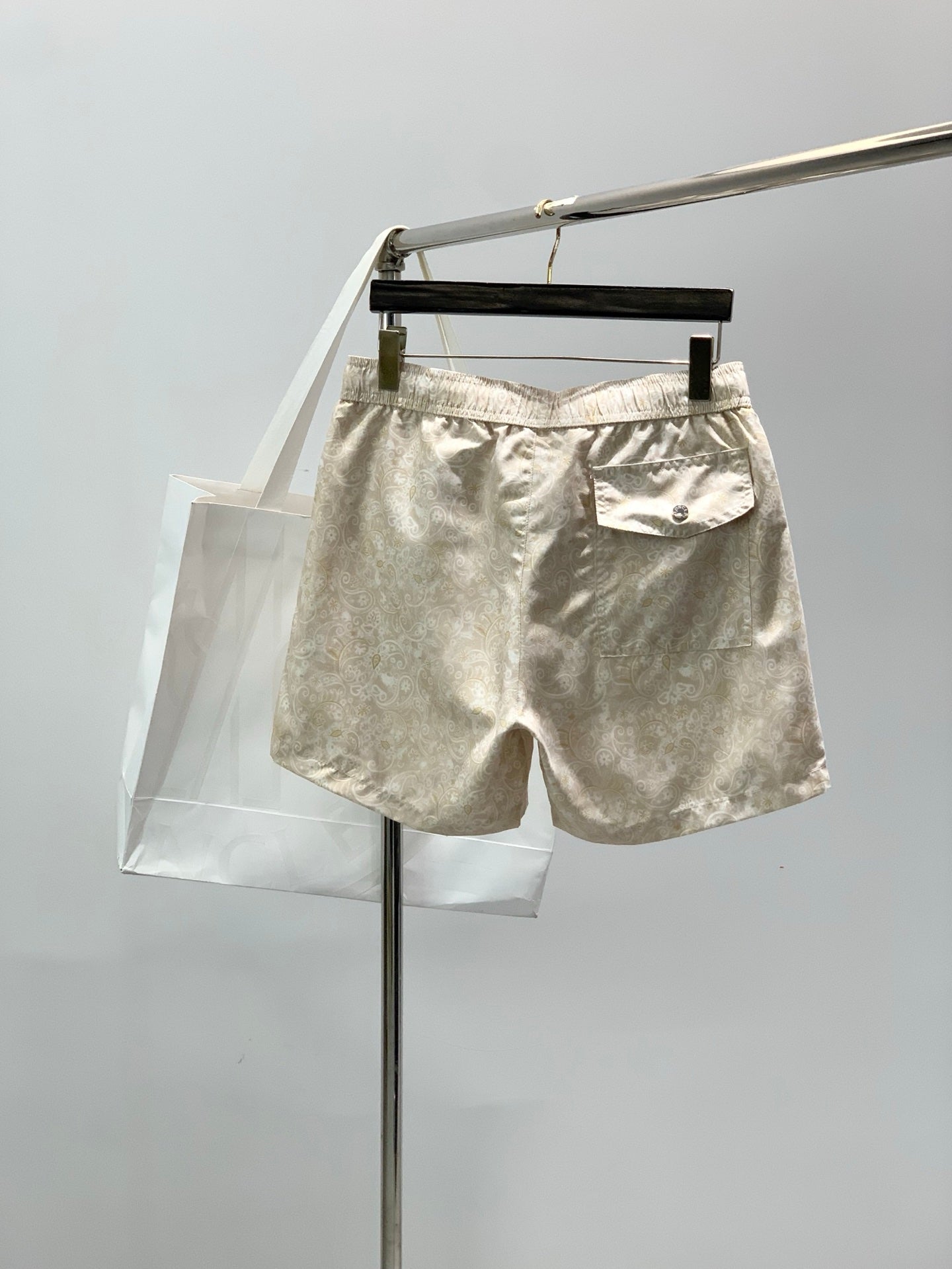 MONCLER 26S SHORTS 687