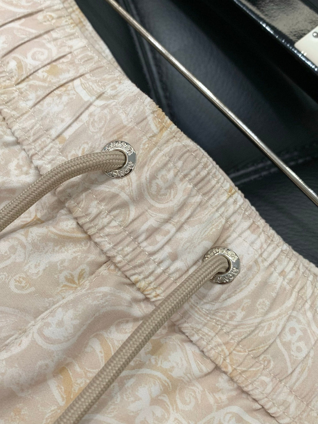 MONCLER 26S SHORTS 687