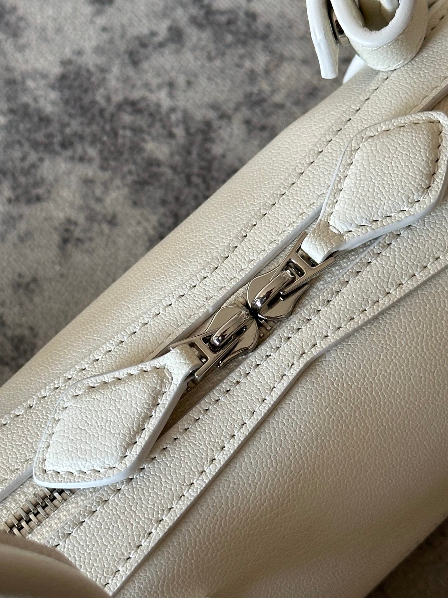 LE TECKEL SMALL BAG 27 IN WHITE GOATSKIN