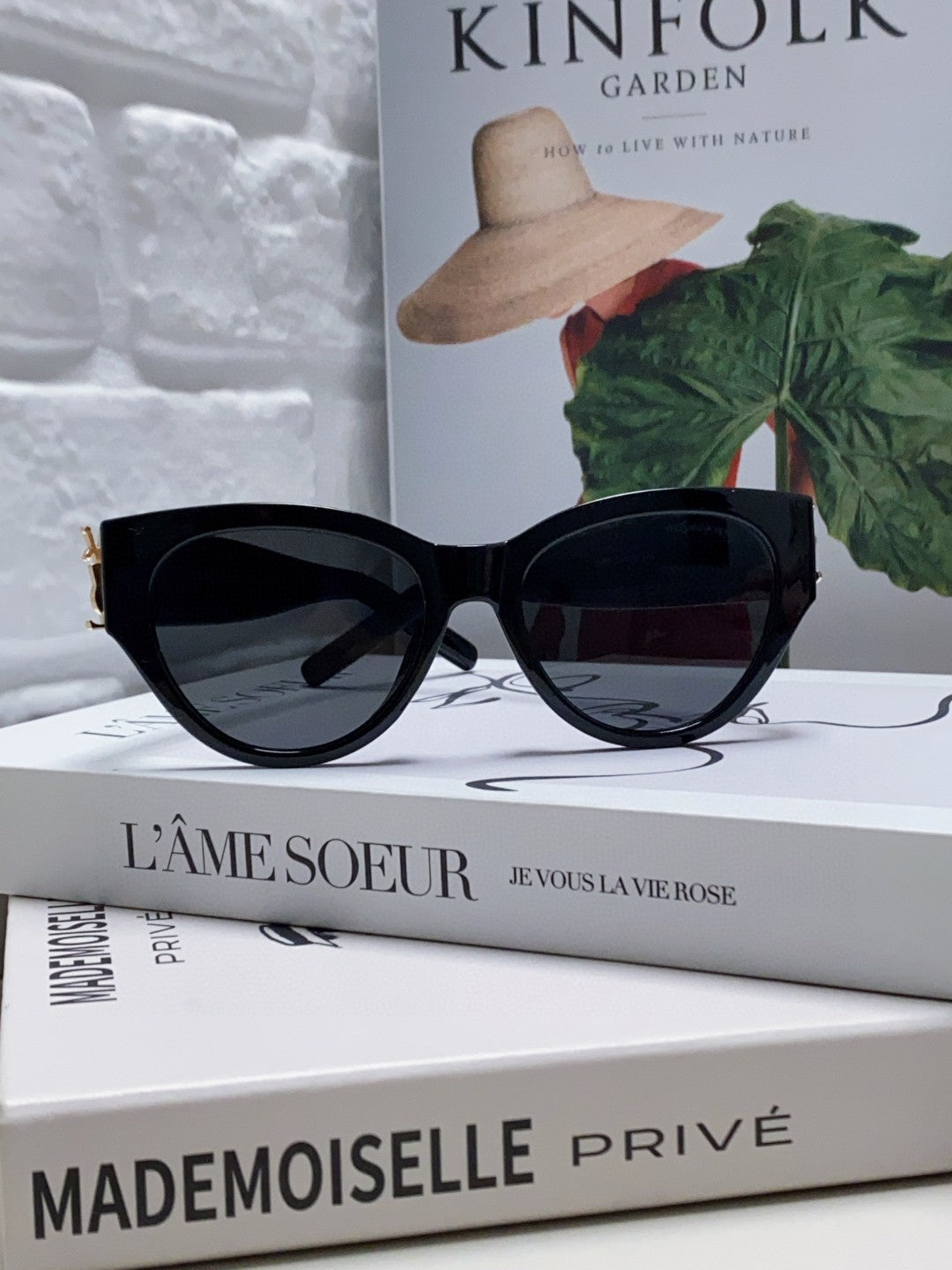 YSL CAT-EYE SUNGLASSES IN BLACK ACETATE WITH GOLD LOGO DETAIL