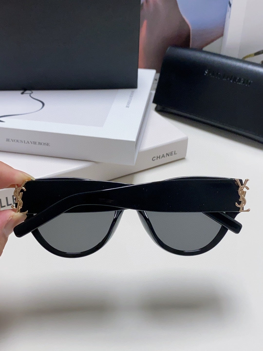 YSL CAT-EYE SUNGLASSES IN BLACK ACETATE WITH GOLD LOGO DETAIL