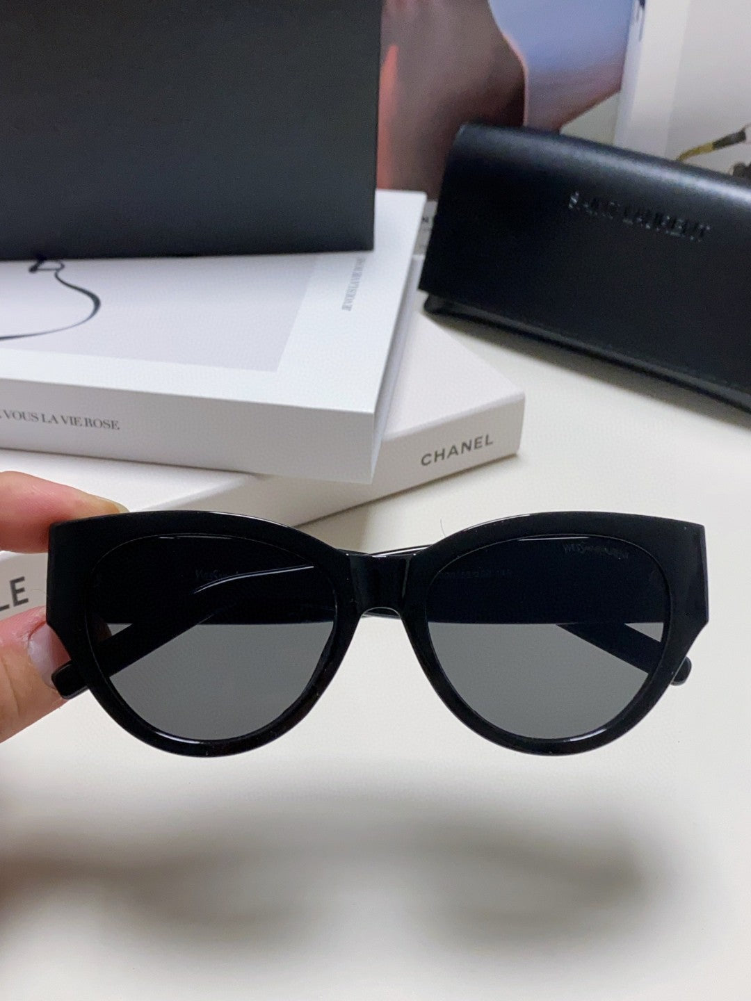 YSL CAT-EYE SUNGLASSES IN BLACK ACETATE WITH GOLD LOGO DETAIL