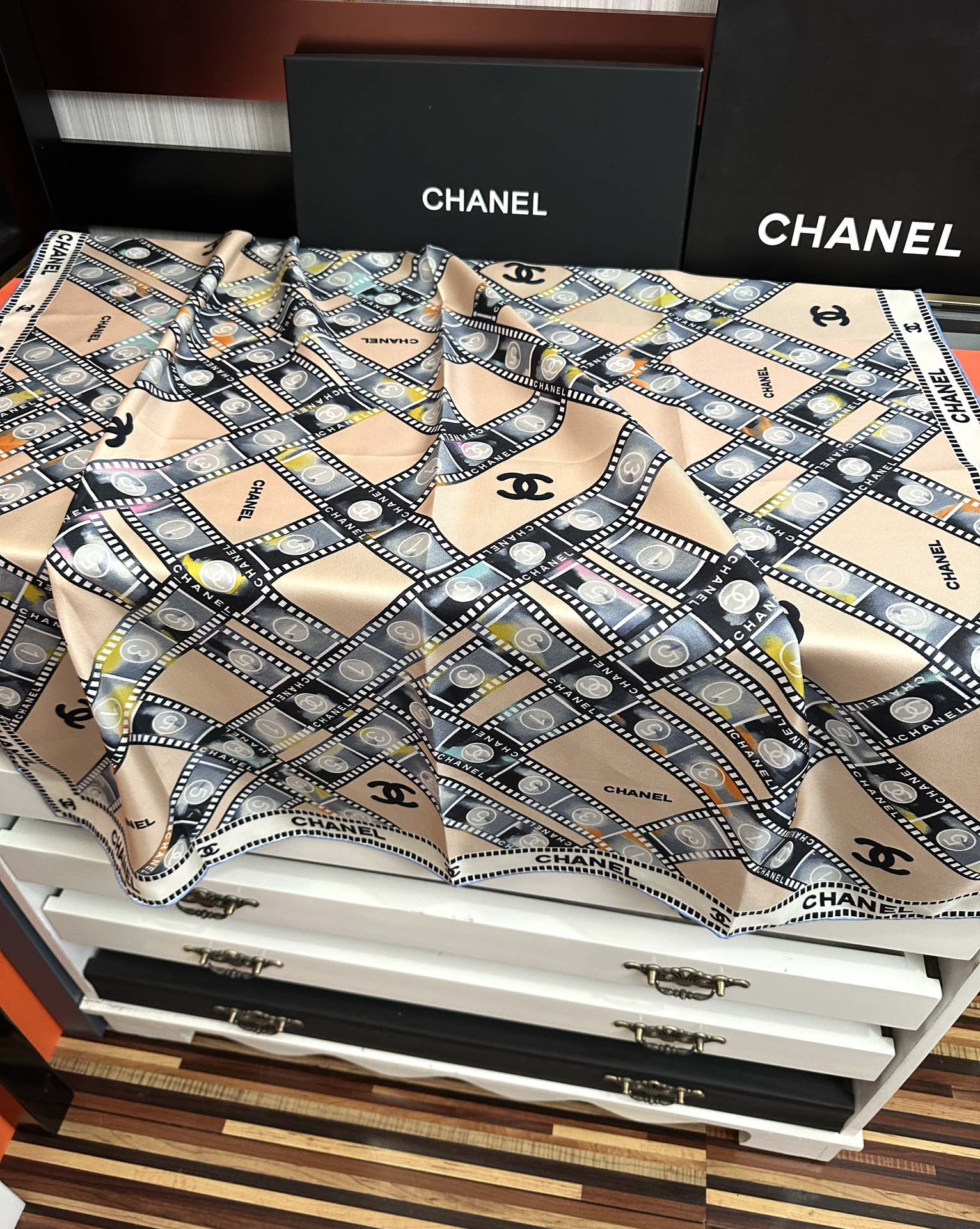 CHANEL 25S SCARF 90 IN SILK 727362
