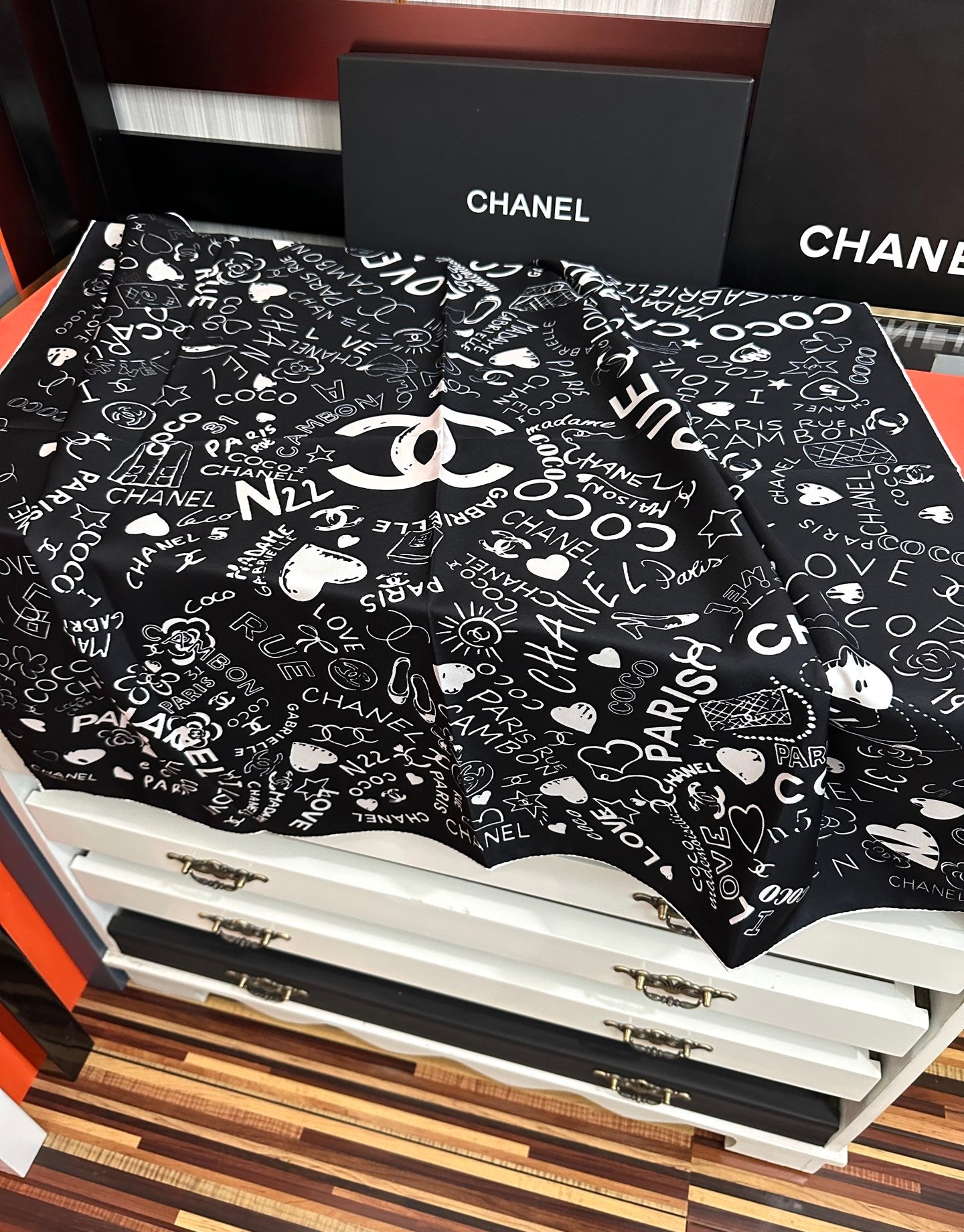 CHANEL 26S SCARF 90 IN SILK 311894