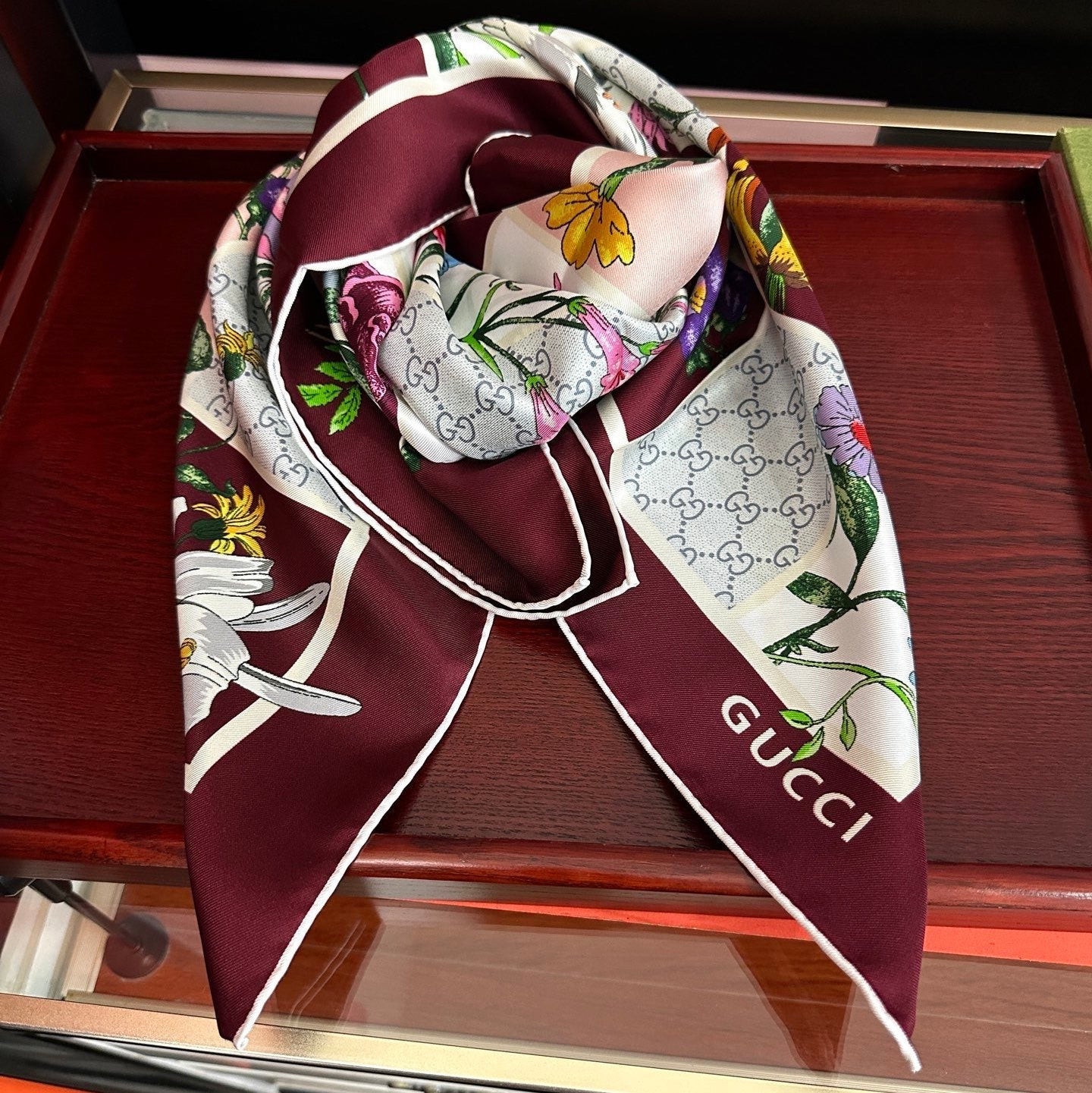 GUCCI 26S SCARF 90 IN SILK 311896