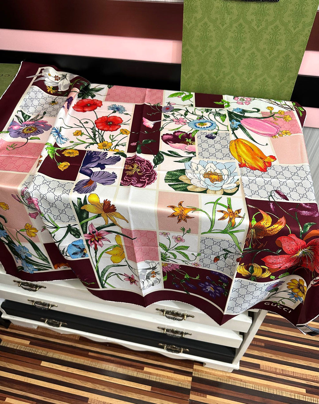 GUCCI 26S SCARF 90 IN SILK 311896