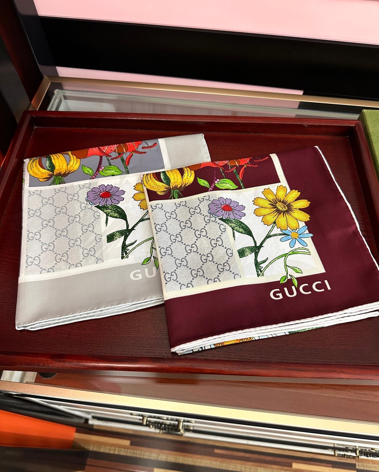 GUCCI 26S SCARF 90 IN SILK 311896