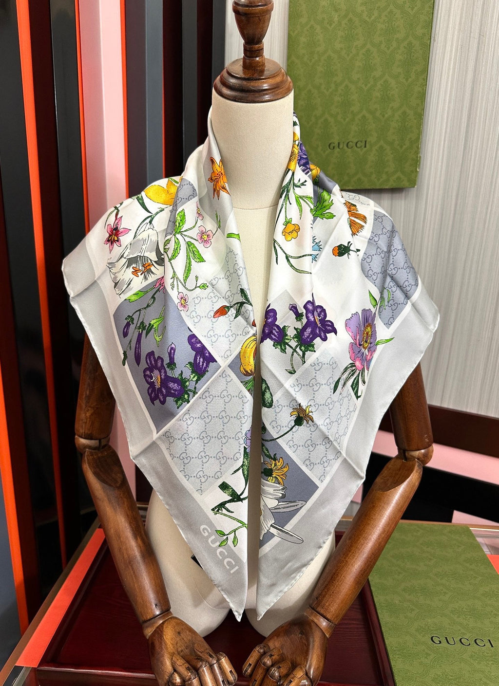 GUCCI 26S SCARF 90 IN SILK 311897