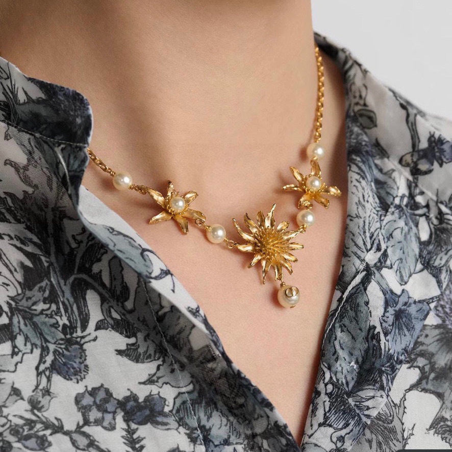 CD 26S PEARL FLORAL SUNBURST STATEMENT NECKLACE IN GOLD TONE METAL 629849