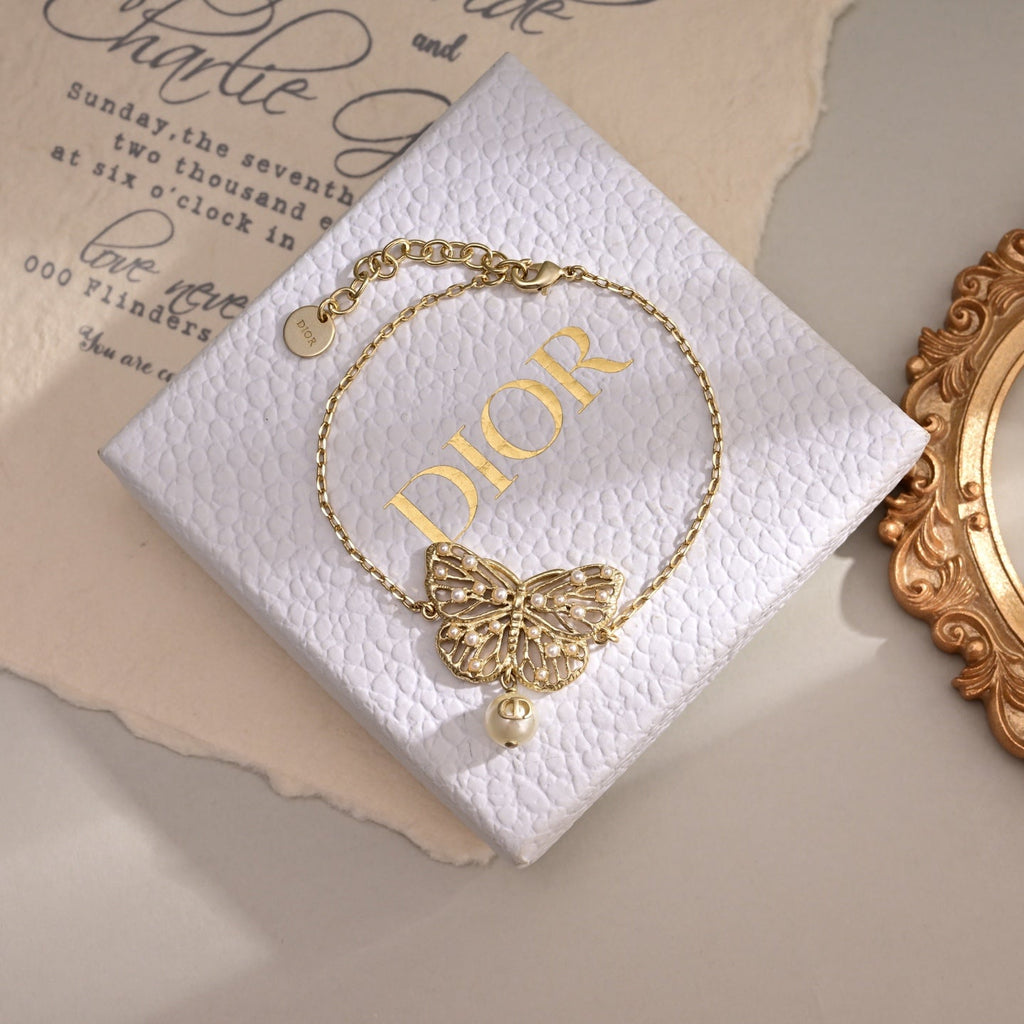 CD 26S BUTTERFLY PEARL DROP BRACELET IN GOLD TONE METAL 629939