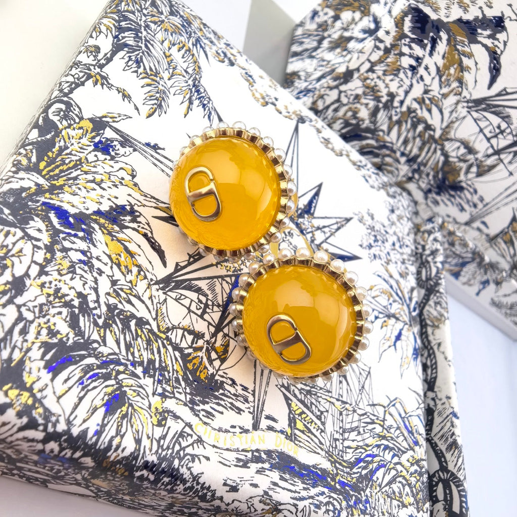 CD 26S YELLOW RESIN PEARL DOUBLE BALL EARRINGS IN GOLD METAL 631070