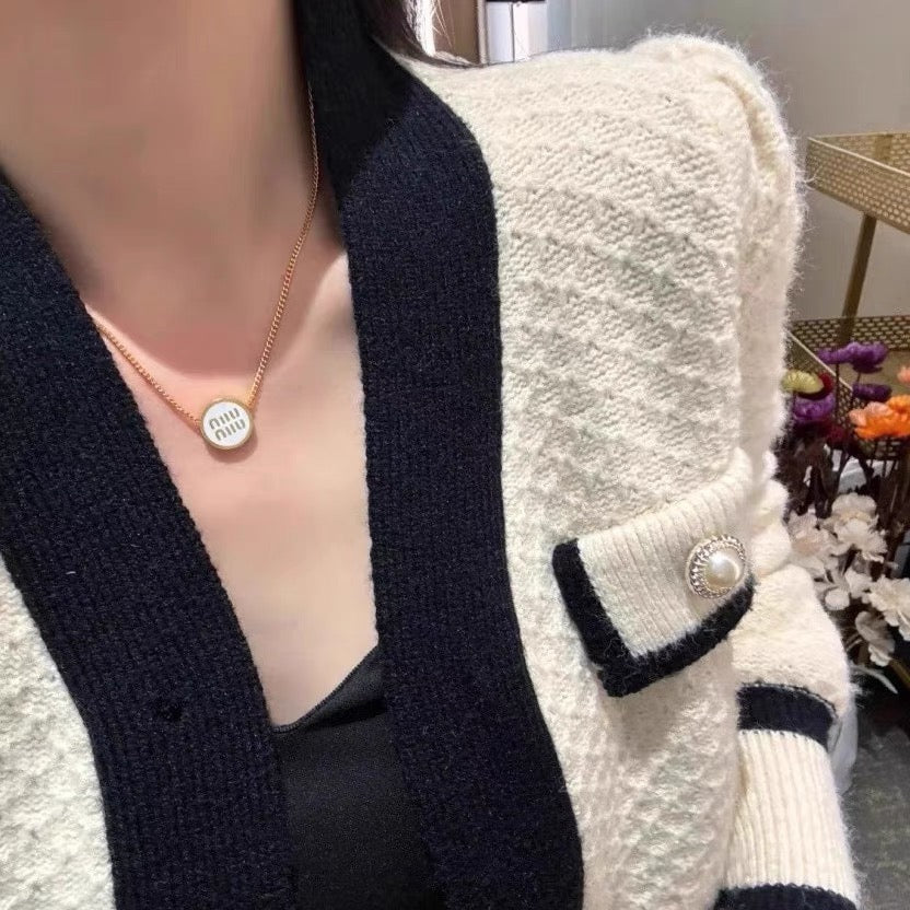 MIUMIU 26S ROUND LOGO PENDANT NECKLACE IN WHITE ENAMEL AND GOLD TONE METAL 630864