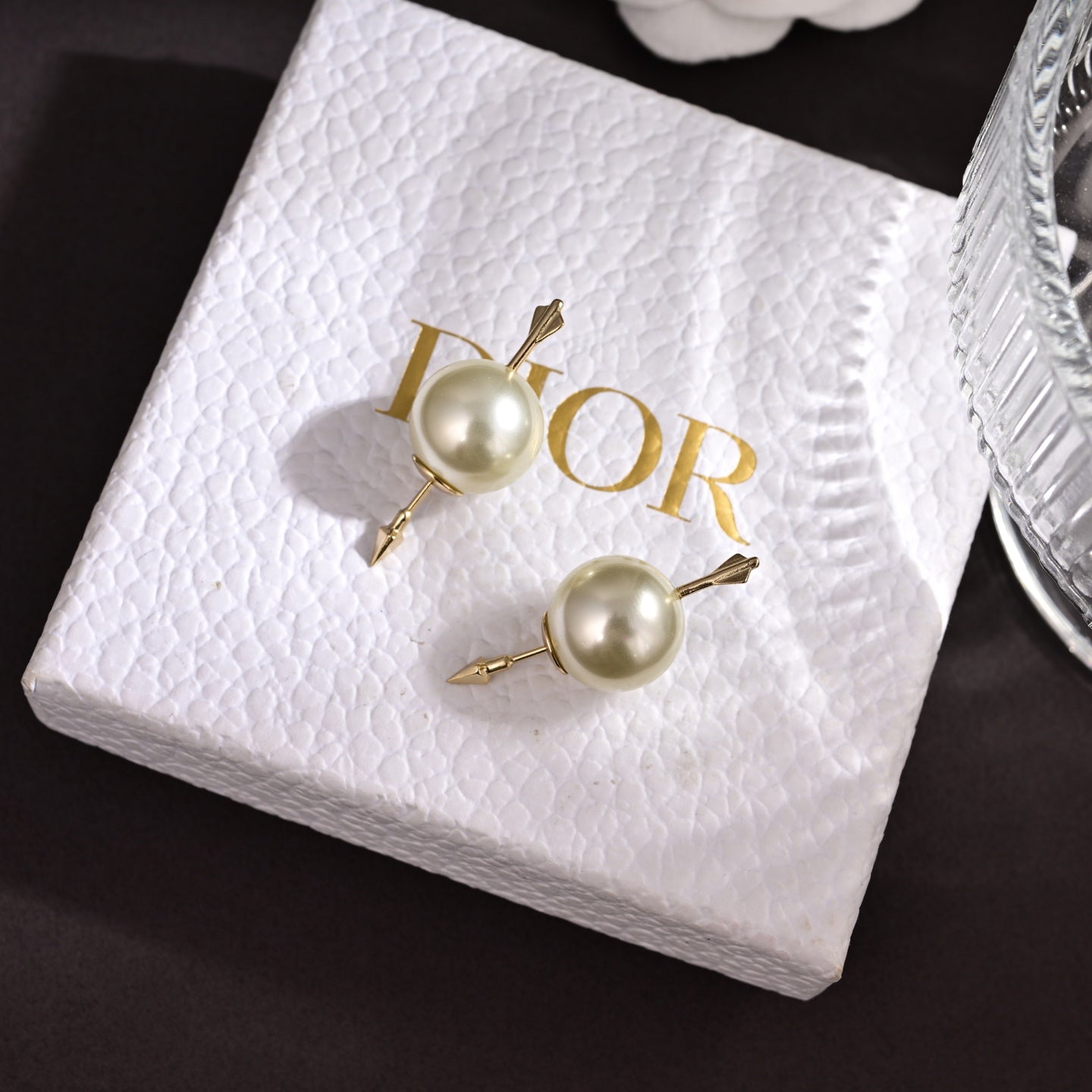 CD 26S DOUBLE PEARL ARROW STUD EARRINGS IN GOLD TONE METAL 631863