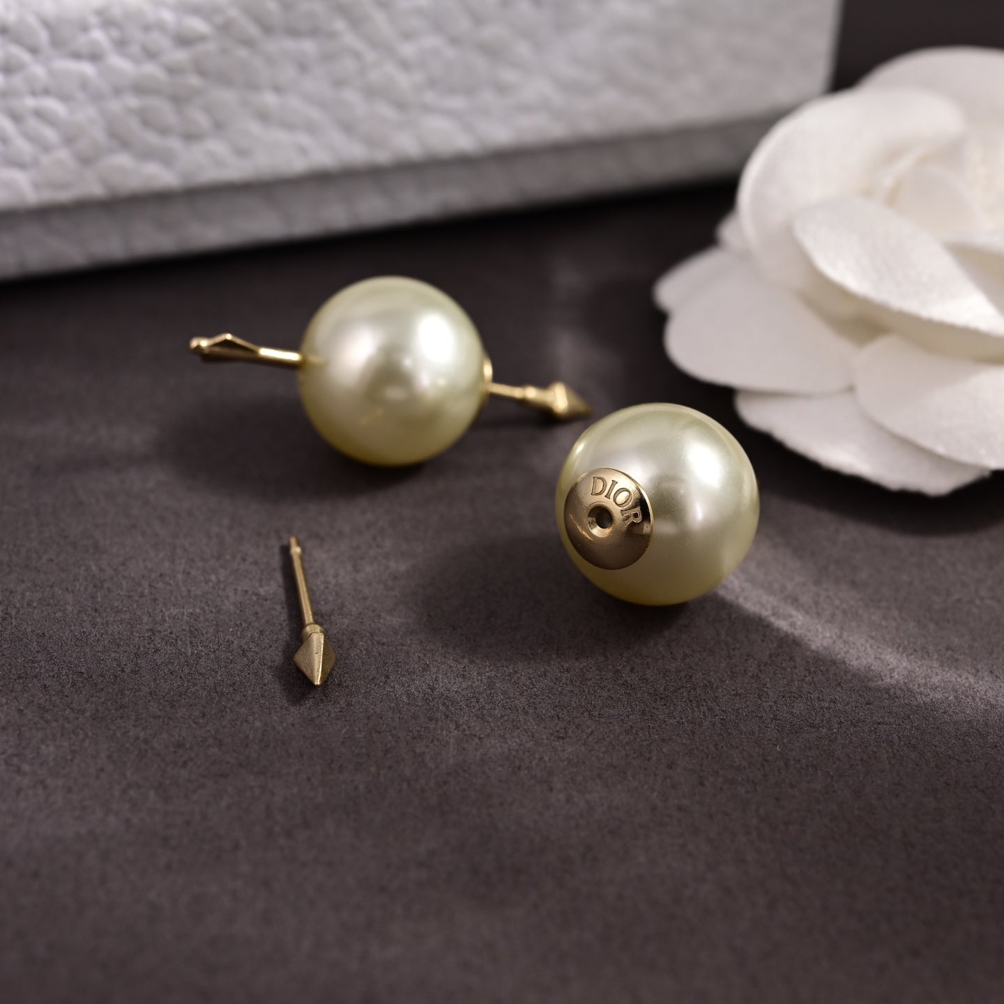 CD 26S DOUBLE PEARL ARROW STUD EARRINGS IN GOLD TONE METAL 631863
