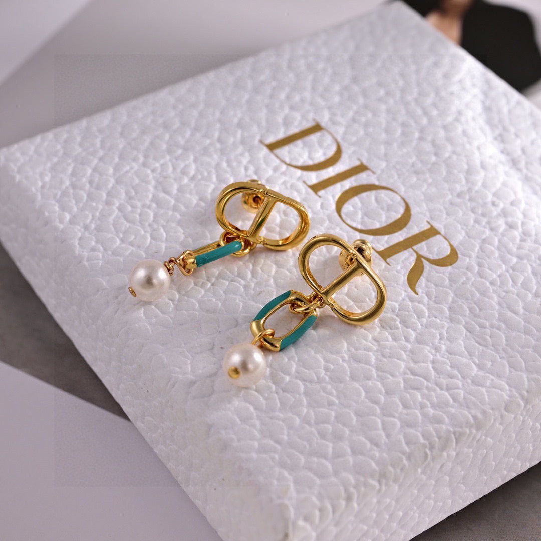 CD 26S LOGO ENAMEL LINK PEARL DROP EARRINGS IN GOLD METAL