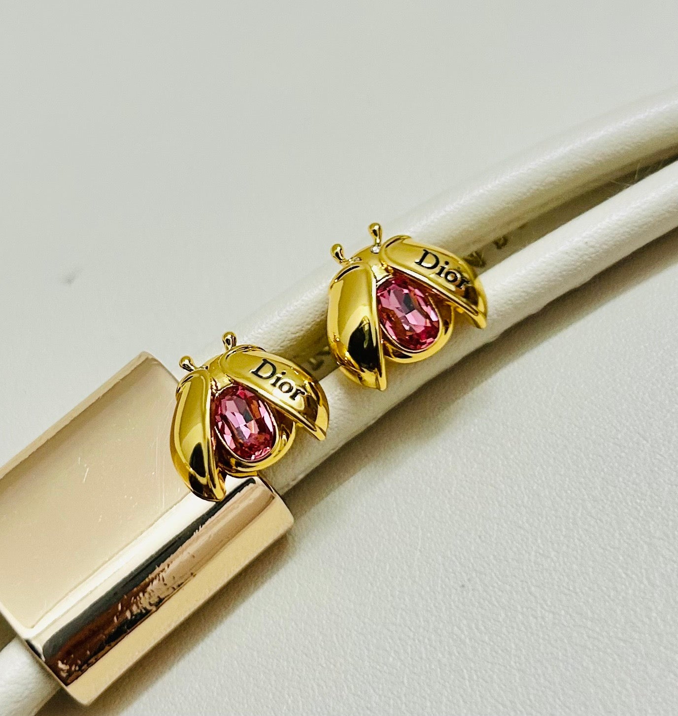 CD 26S LADYBUG PINK CRYSTAL STUD EARRINGS IN GOLD TONE METAL 644370