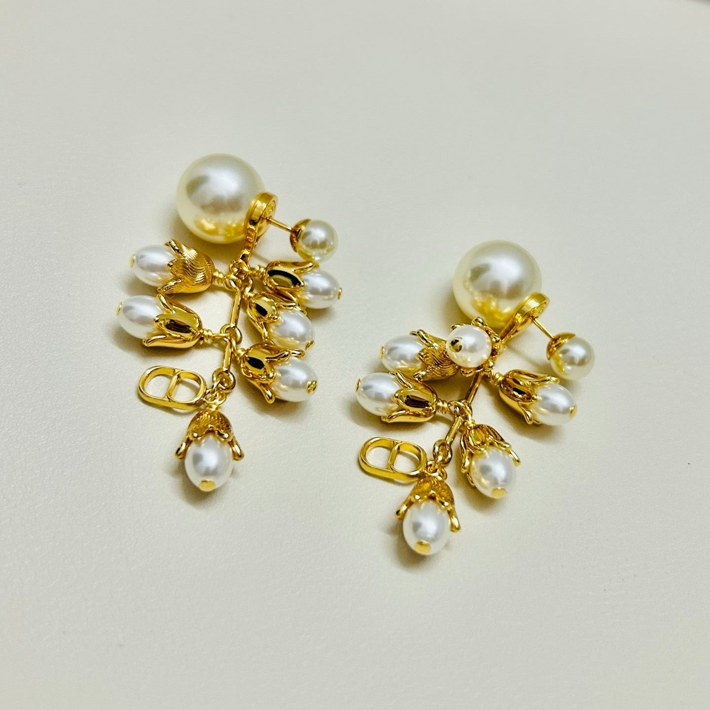 CD 26S PEARL FLORAL CHARM DROP EARRINGS IN GOLD TONE METAL 644372