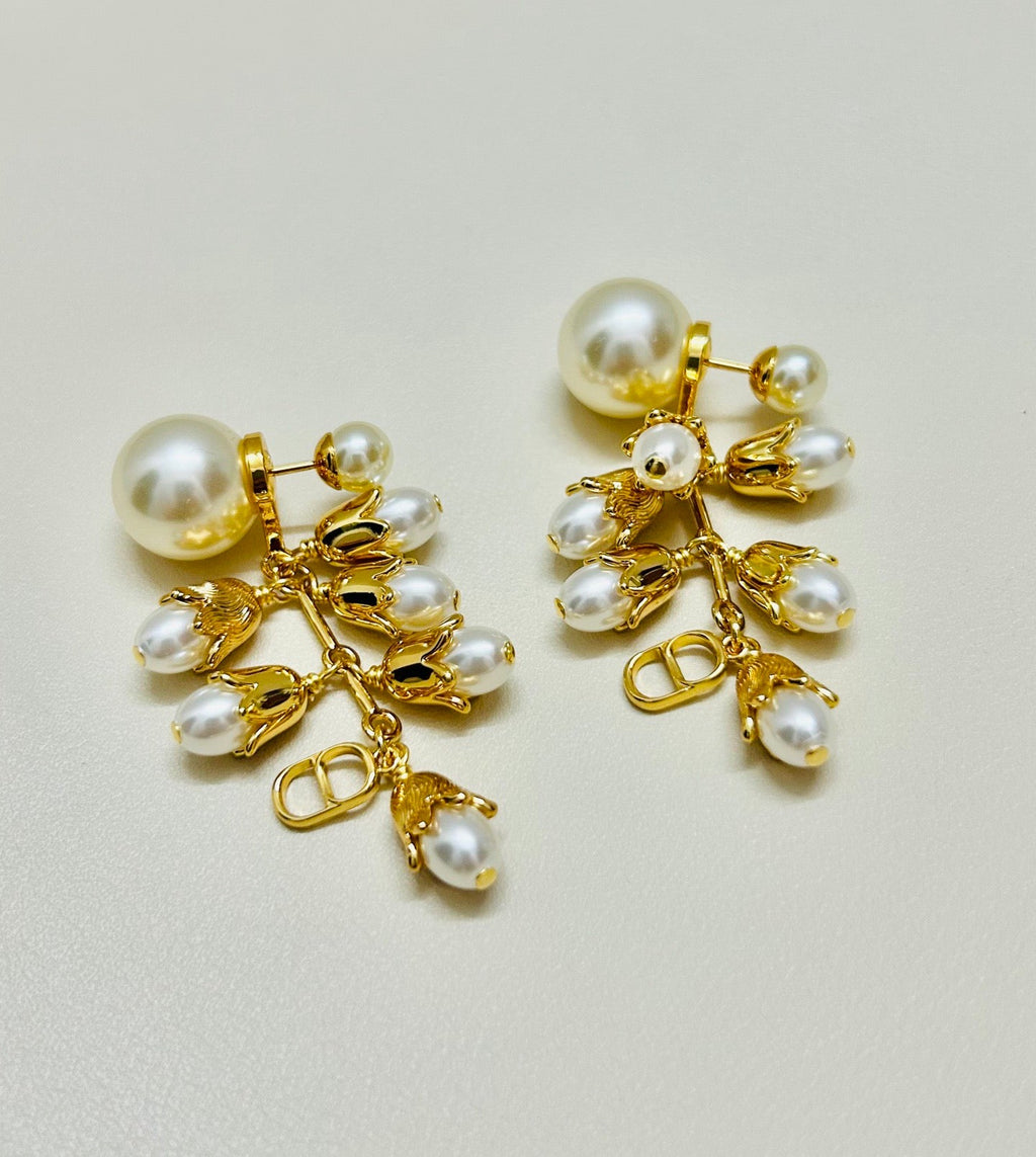 CD 26S PEARL FLORAL CHARM DROP EARRINGS IN GOLD TONE METAL 644372
