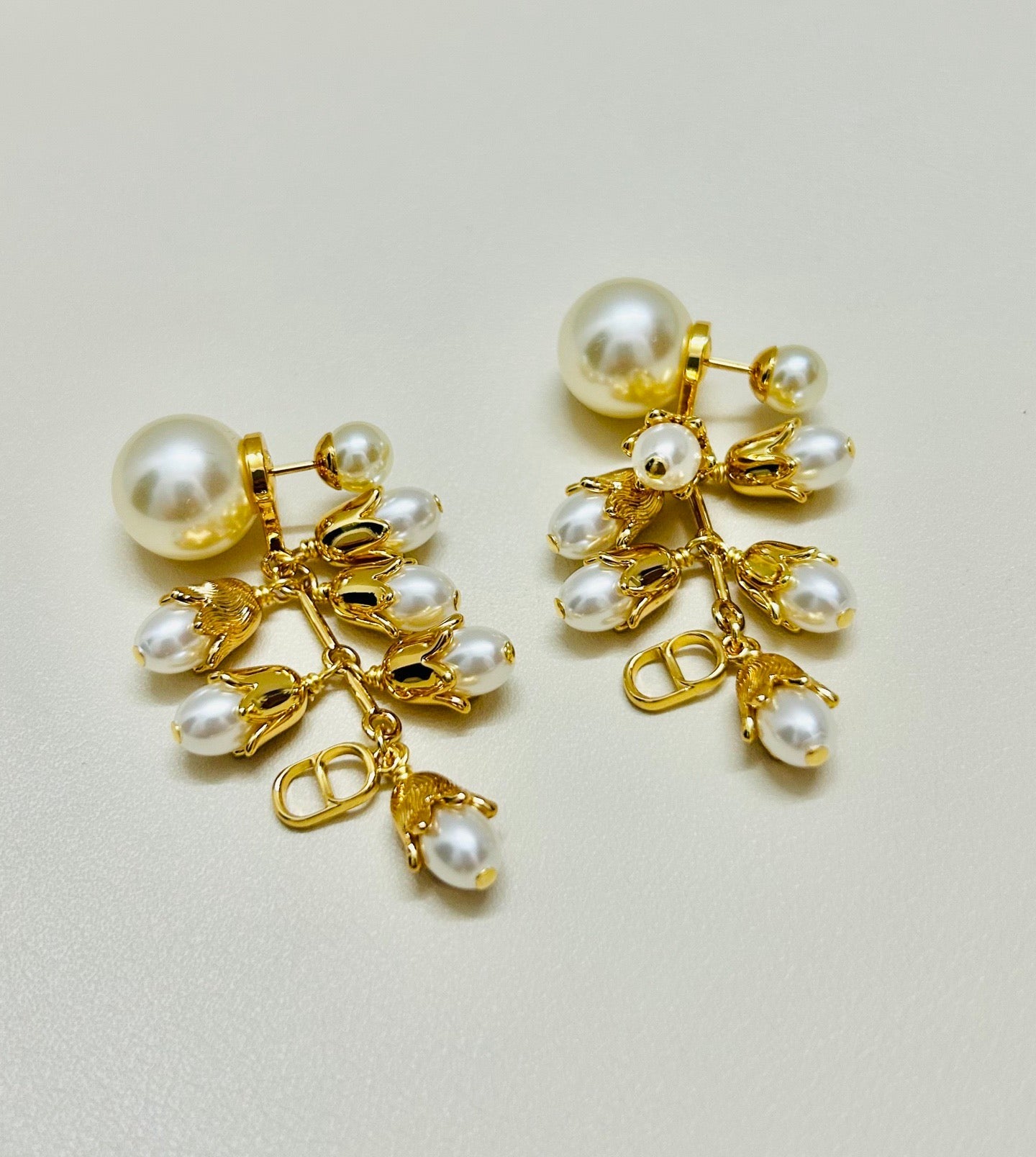 CD 26S PEARL FLORAL CHARM DROP EARRINGS IN GOLD TONE METAL 644372