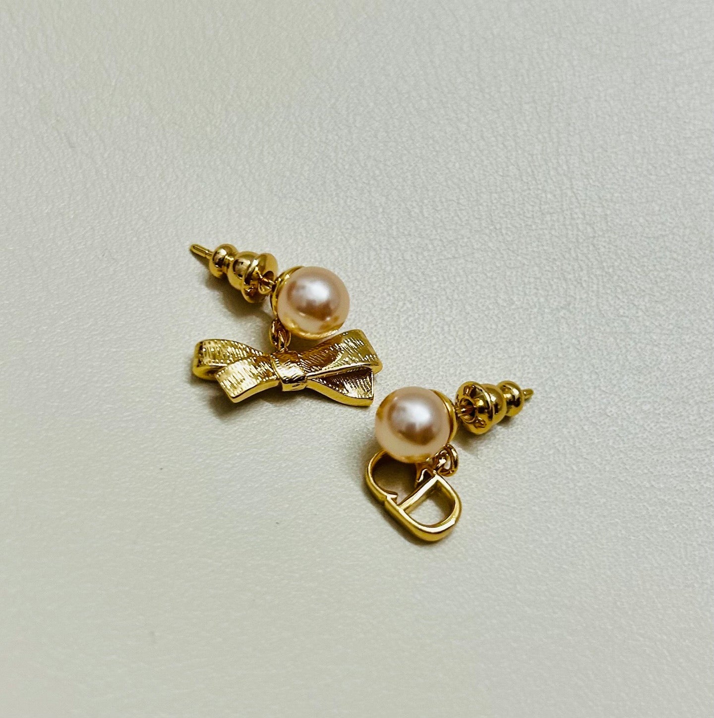 CD 26S PEARL BOW MISMATCH DROP EARRINGS IN GOLD TONE METAL 646611