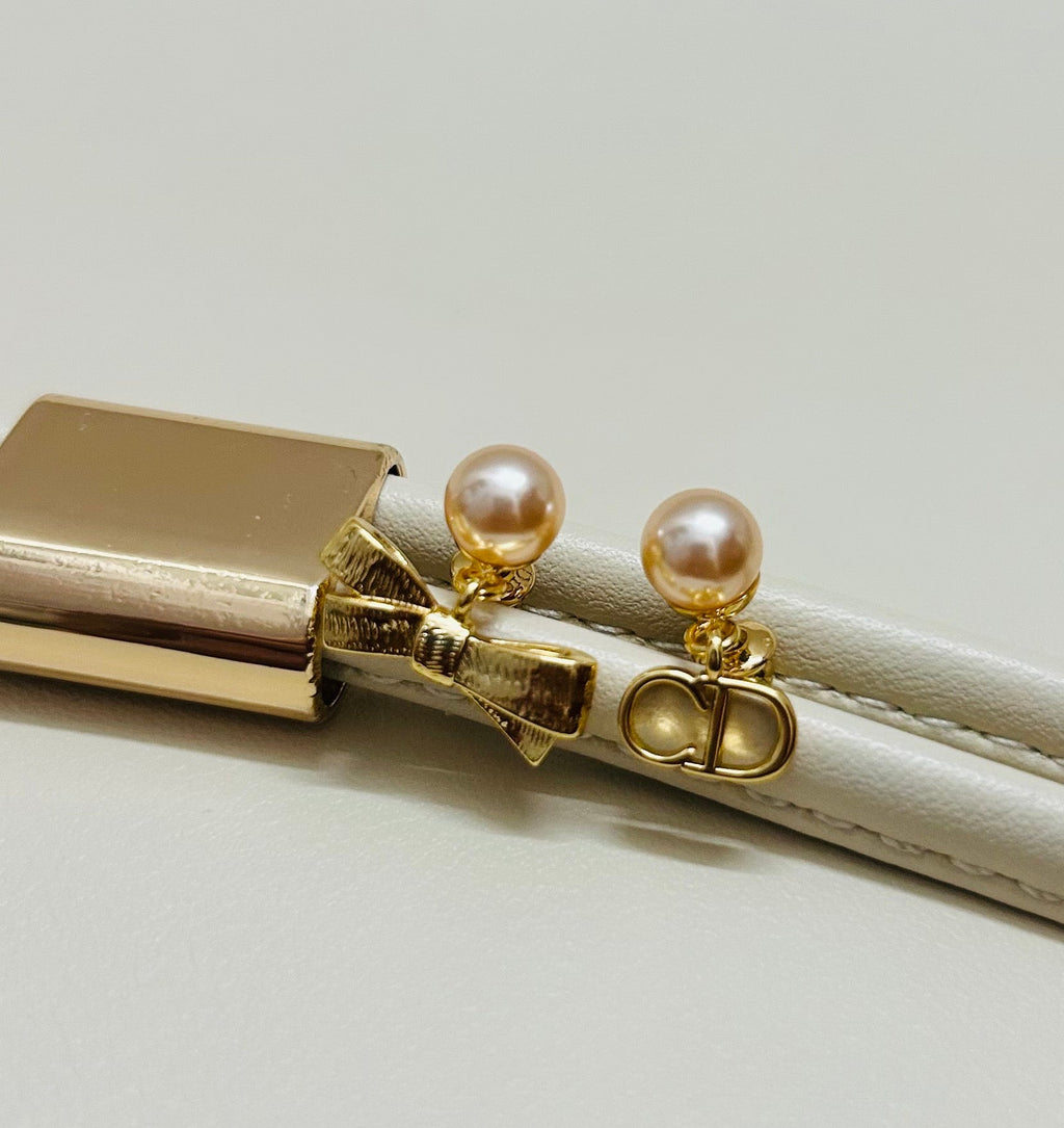 CD 26S PEARL BOW MISMATCH DROP EARRINGS IN GOLD TONE METAL 646611