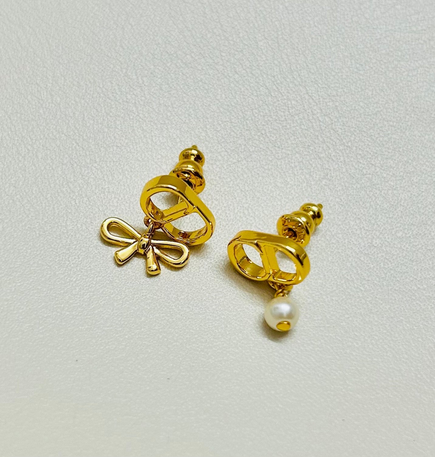 CD 26S MINI BOW PEARL DROP EARRINGS IN GOLD TONE METAL 646612